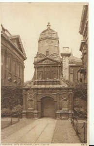 Cambridgeshire Postcard - Gate of Honour, Caius College,Cambridge,  - Ref TZ9261