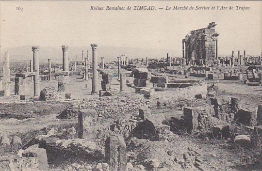 Tunisia Ruines Romaines de Timgad Le Marche de Sertius et l'Arc Trajan