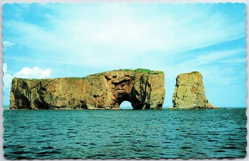 VINTAGE POSTCARD A CLOSE-UP VIEW OF THE 1500 FEET PERCE ROCK AT QUEBEC CANADA