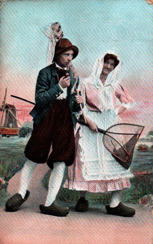 Dutch Man and Woman in Costume - in 1907 - Vintage Postcard