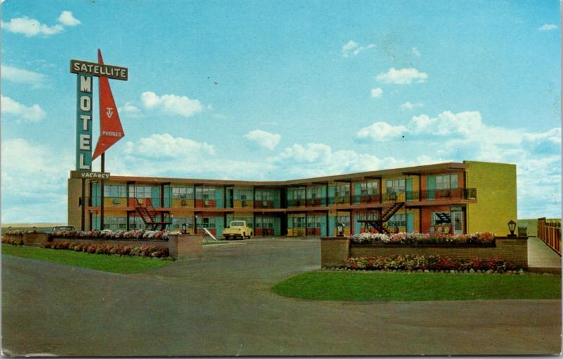 Satellite Motel Medicine Hat Alberta AB Unused Vintage Postcard D34