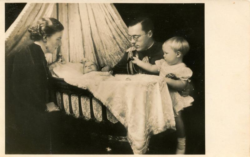 Dutch Royalty -  Prince Bernhard and Juliana and Children  *RPPC             ...