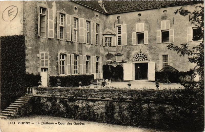 CPA AUNAY-Le Chateau Cour des Gardes (420935)