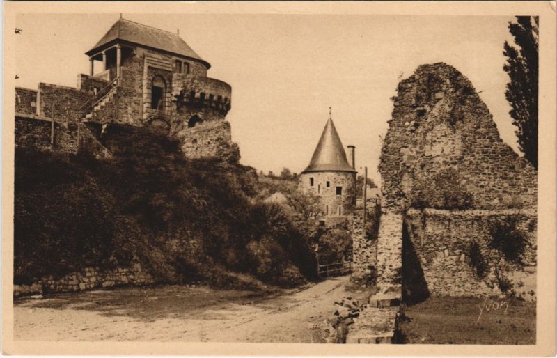 CPA Fougeres Interieur du Chateau , Tour Coigny (1237707)