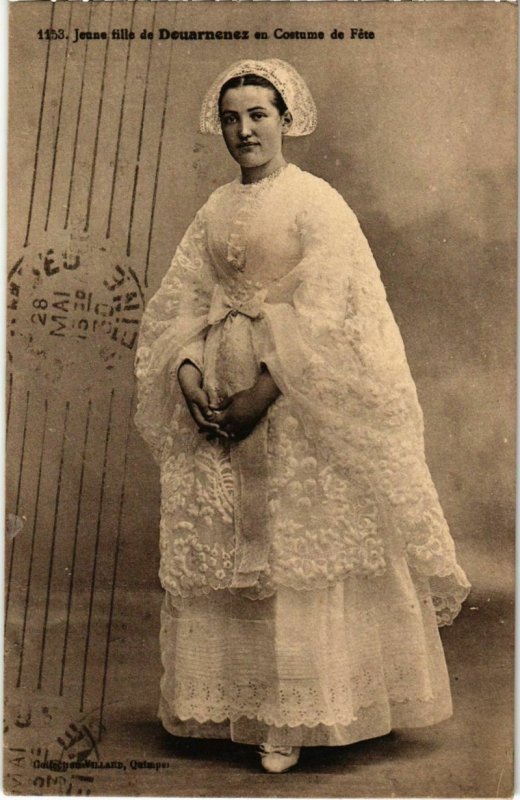 CPA Douarnenez- Jeune Fille en Costume de Fete FRANCE (1025857)