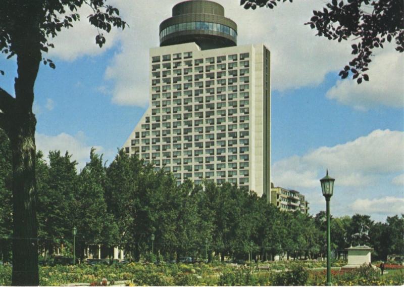 Loews Le Concorde Hotel Quebec City QC Que Vintage Postcard D22