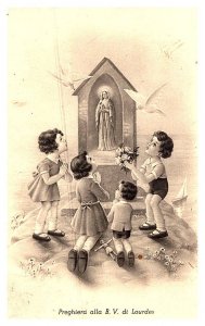 Children praying to Idol