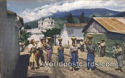 Guatemalan women carrying water home, Mujeres Guatemaltecas acarreando agua p...