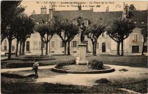 CPA LONS-le-SAUNIER La Place de la Paix et la Statue de Venus (446749)