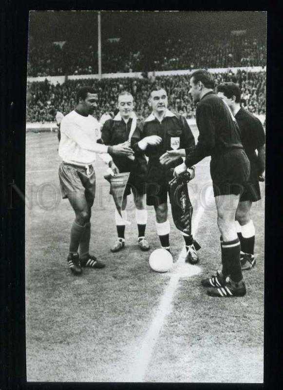 208152 USSR Lev Yashin football goalkeeper UK 1966 year old postcard