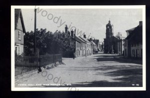 iw297 - Suffolk - An early view, Town Hall & the War Memorial in Eye - postcard