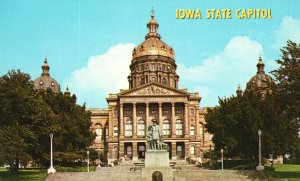 Vintage Postcard Gold-Domed Capitol Building Iowa State Capitol Des Moines IA