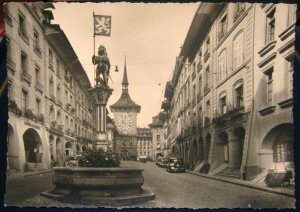 Switzerland Bern Kramgasse mit Zeitglocken und Zahringer Brunnen - unposted