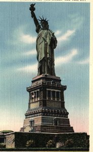 1930s NEW YORK CITY STATUE OF LIBERTY NEW YORK HARBOR LINEN POSTCARD 46-161