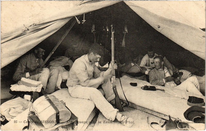 CPA Militaire Camp de SISSONNE - L'Astiquage sous la Tente (92195)