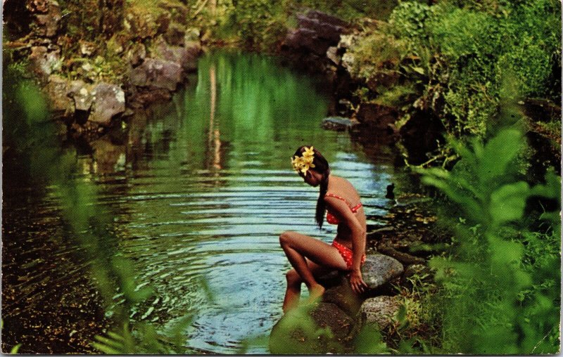 VINTAGE POSTCARD MDOERN BIKINI-CLAD HAWAIIAN MAIDEN AT QUEEN'S BATH MAILED 1973