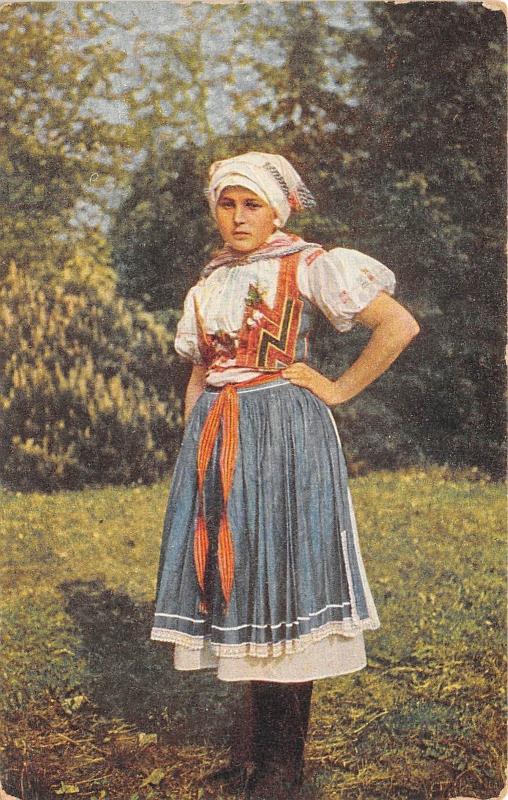 BT2403 Devce z velke u straznice folklore costume  types   slovakia