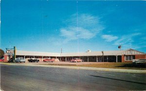 Postcard 1957 Colorado Fort Morgan Parklane Motel automobiles 23-13007