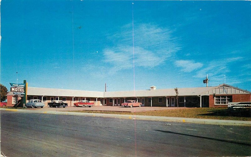 Postcard 1957 Colorado Fort Morgan Parklane Motel automobiles 23-13007