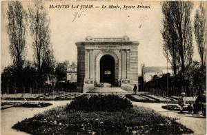 CPA MANTES-la-JOLIE Le Musée, Square Briossel (617732)