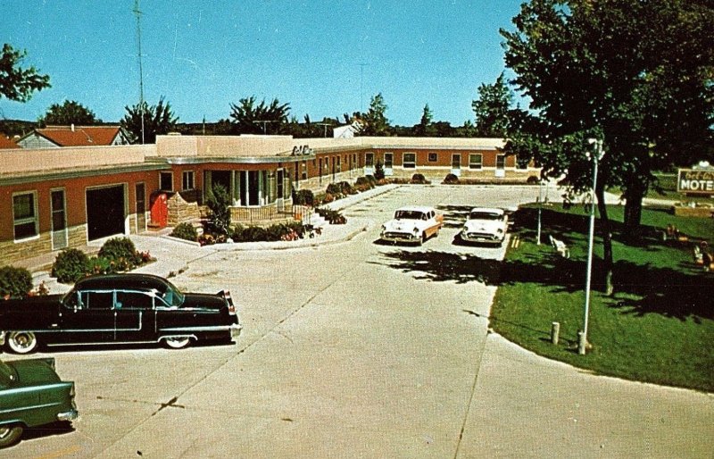 Vintage Bel Aire Motel, Albert Lea, Minnesota Postcard P130 