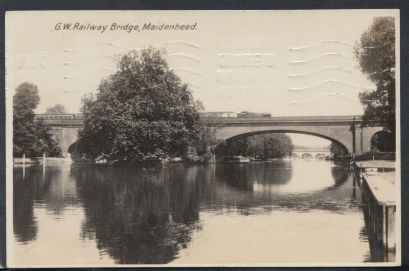 Berkshire Postcard - G.W.Railway Bridge, Maidenhead     RS12969