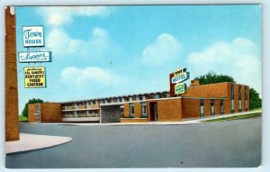 OSHKOSH, Wisconsin WI ~ Roadside TOWN HOUSE SUPPER CLUB c1960s  Postcard