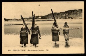 France Postcard Berck sur mer plage Pecheures de Crevettes Women Shrimp Fishin