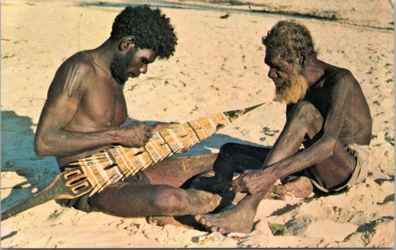 Postcard Australia - Aborigines carving a Pukamuni spear - Melville Island