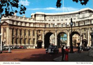 B102317 admiralty arch london car voiture   uk