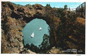 VINTAGE POSTCARD ARCH ROCK VIEW AT MACKINAC ISLAND MICHIGAN WHITE BORDER