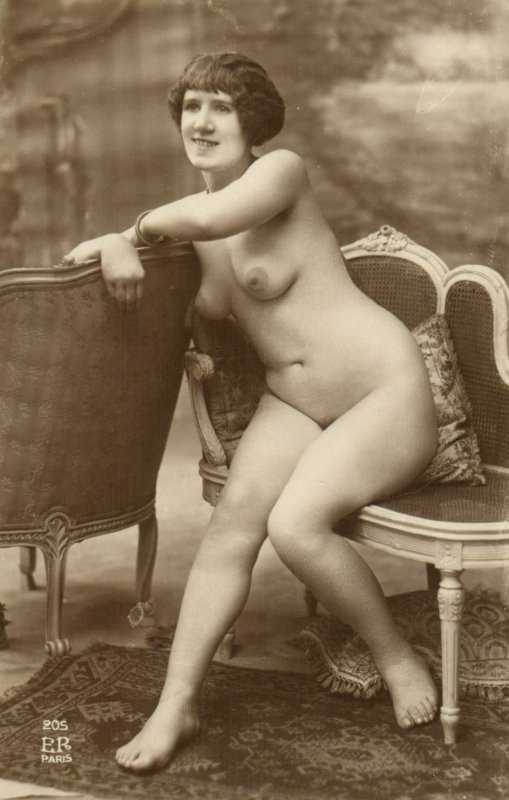 PC CPA RISQUE NUDE LADY POSING ON A CHAIR, VINTAGE REAL PHOTO POSTCARD (b6579)