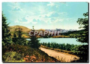 Postcard Modern scenic and tourist Auvergne Lake Guery basically the Massif d...