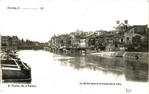 CPA Verdun, le ...........190..La Mouse dans la traversée de la Ville (178062)