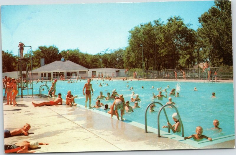 postcard Wisconsin - Green Bay  Joannes Park - people at swimming pool