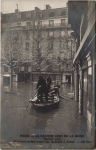 CPA Inondations 1910 PARIS a Auteuil Sauveuteurs (997045)