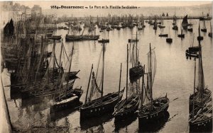 CPA DOUARNENEZ - Le Port et la Flotille Sardiniere (252527)
