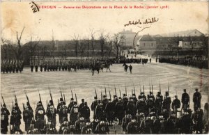 CPA Militaire Verdun - Remise des Décorations sur la Place (90951)