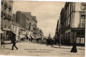 CPA St-NAZAIRE - Rue Amiral-Courbet - au loin paquebot quitfant (222405)