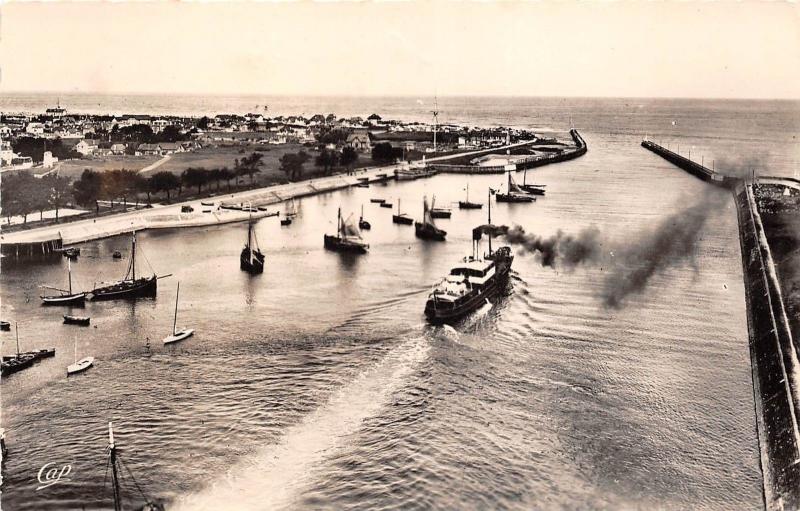 BR20928 Ouistreham navires sortant du canal France