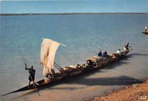 B29558 Africa in Pictures Canoe on the river