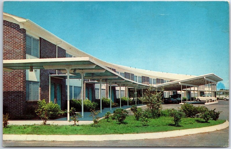 VINTAGE POSTCARD THE GROTON MOTOR INN AND HOTEL LOCATED AT GROTON CT 1960s
