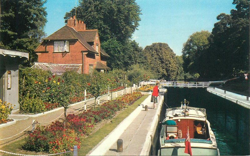 Postcard England Reading, Berkshire boat Sonning lock