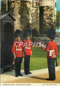 Postcard Modern Posting the Sentries at the Tower of London Militaria