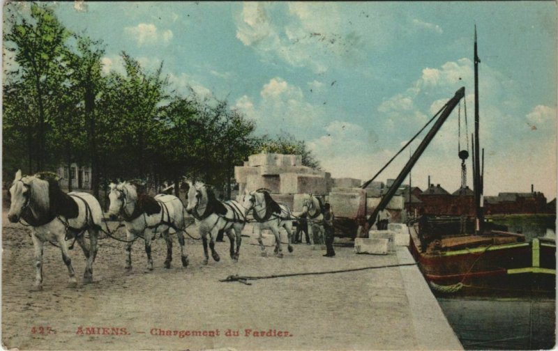 CPA AMIENS Chargement du Fardier (809917)