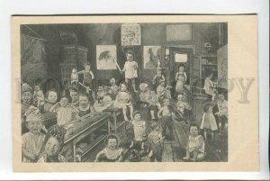 439219 MULTIPLE BABIES in Classroom School POT Vintage postcard