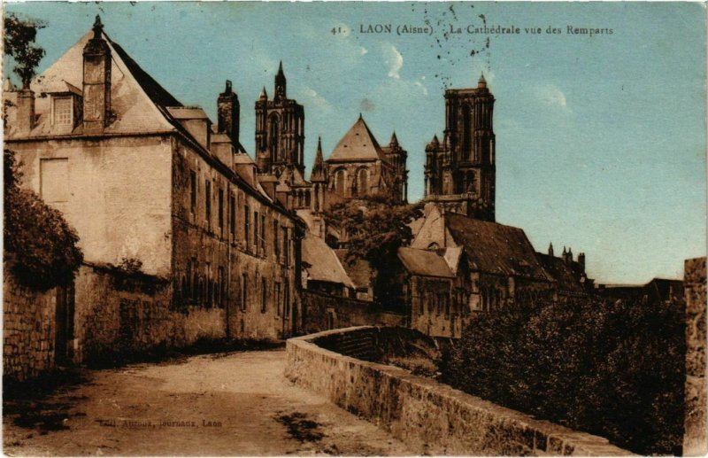 CPA Laon La Cathédral vue des Remparts (992248)