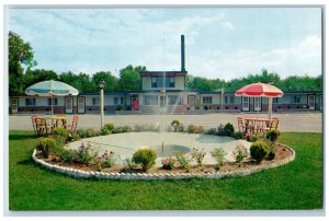 Providence Rhode Island RI Postcard Sky-View Motel Exterior View Fountain 1958