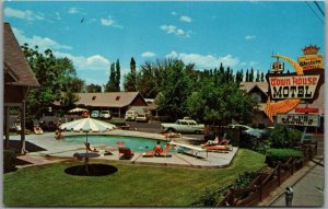 Vintage 1960s Bishop, California Postcard TOWN HOUSE MOTEL Roadside /Pool Scene 
