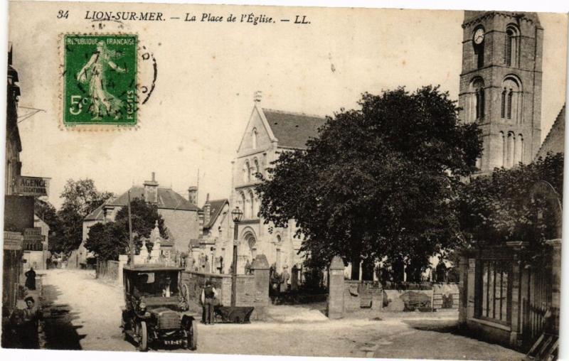 CPA LION-sur-MER - La Place de l'Église (272426)